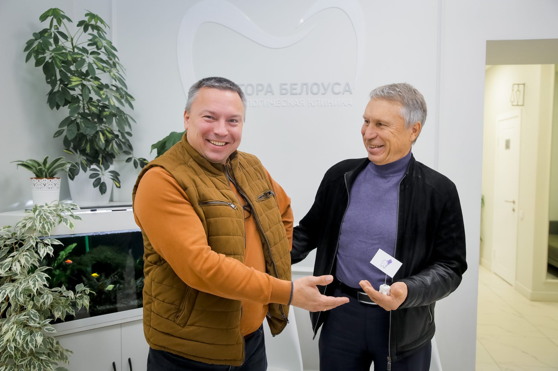 Врач разговаривает с пациентом