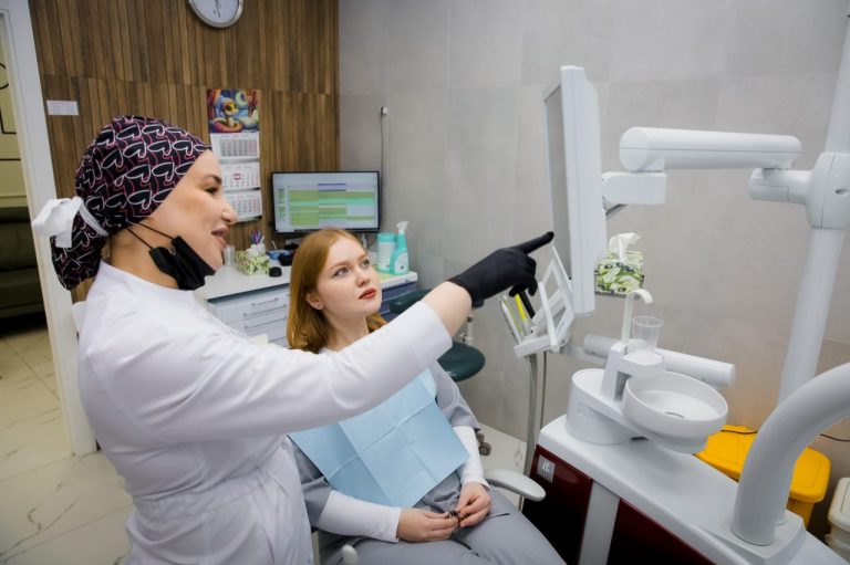 Врач показывает пациентке снимки и план лечения на мониторе — ортодонт Амерханова Марема Хароновна, стоматология доктора Белоуса у метро Водный стадион